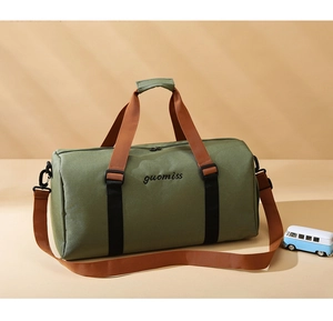 Detalle de bolsa deportiva verde militar con asas marrones reforzadas y logo bordado