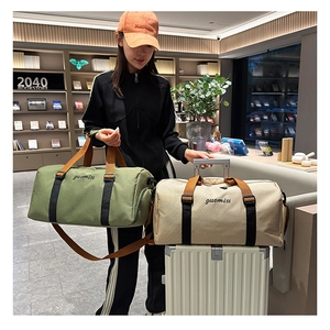 Detalle de bolsas de viaje verdes y beige en una librería con textura de tela resistente