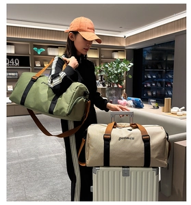 Detalle del bolso de viaje verde oliva con correas reforzadas y soporte para maleta