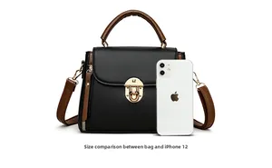 Comparación de tamaño detallada del bolso de cuero negro con un iPhone 12