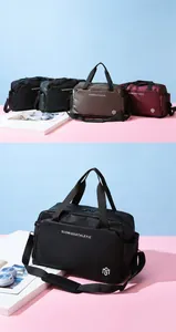 Detailansicht bunter wasserdichter Oxford-Reisetaschen mit verstellbaren Schultergurten