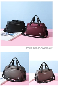 Detalle de la bolsa de viaje impermeable con asas duraderas y correa de hombro ajustable