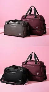 Detailansicht wasserdichter Reisetaschen in Burgund und Taupe mit praktischem Schuhfach