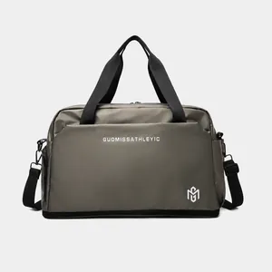 Vorderansicht der grauen wasserfesten Oxford-Reisetasche mit GUOMISSATHLEYIC-Logo und Gurt