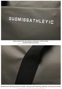 Detail der wasserdichten Oxford-Tragetasche mit verstärkten Nähten und GUOMISSATHLEYIC-Logo