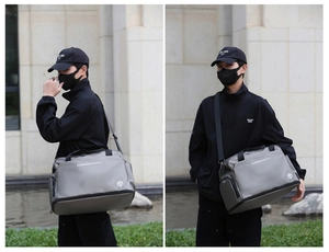 Detalle de bolsa Oxford impermeable gris con gran capacidad y correa de nailon al hombro
