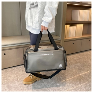 Detalle de bolsa de deporte impermeable gris metalizado con correas negras