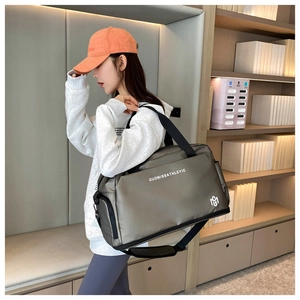 Detalle del bolso tote de Oxford impermeable con textura metálica y correa resistente