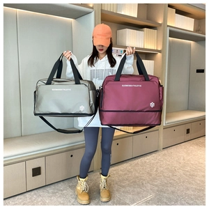 Detalle de bolsa de viaje de Oxford impermeable con compartimento inferior para zapatos