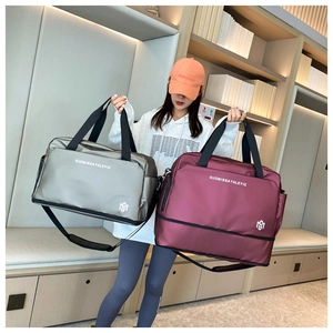 Bolsas de viaje impermeables de tela oxford en gris y burdeos en una escena moderna