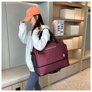 Detalle del bolso de viaje granate impermeable en tela oxford con logo blanco y cremallera