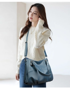 Nahaufnahme der cyanblauen Tote Bag aus genarbtem Leder mit verstellbarem Gurt