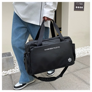 Detalle de tela Oxford impermeable y logotipo blanco en el bolso de viaje de gran capacidad