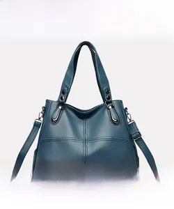 Vorderansicht der großen blauen Tote-Bag mit Litschi-Muster und silbernen Beschlägen
