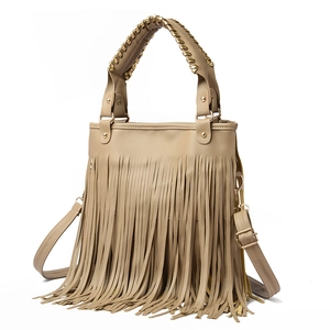 Borsa a mano bohémien beige con frange, manico a catena dorata e tracolla regolabile