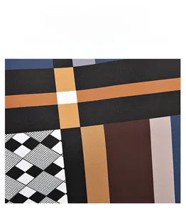 Macro del tessuto in twill resistente con motivi geometrici e scacchi sulla borsa tote