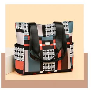 Dettaglio di una borsa tote grande con blocchi di colore geometrici e tasche laterali