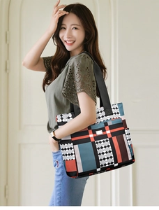 Vista dettagliata della borsa tote grande in patchwork geometrico con blocchi colorati e tracolla