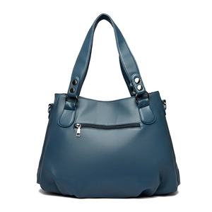 Grand sac cabas bleu foncé avec texture litchi et poche zippée au dos sur fond blanc