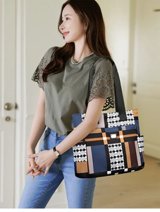 Grande borsa tote con motivi geometrici color-block e ampia tracolla nera in tessuto