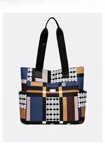 Vista frontale della borsa tote grande con motivi geometrici colorati e manici neri
