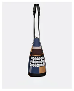 Vista laterale della grande borsa tote patchwork con blocchi blu marrone giallo e rombi