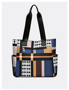 Vista dettagliata del retro di una borsa tote geometrica con tasca a cerniera