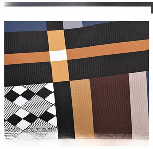 Dettaglio della borsa tote grande con patchwork geometrico e trama in tessuto twill