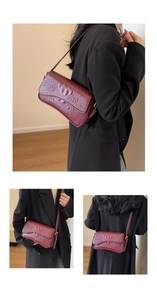 Trois vues d'un sac sous les aisselles à motif crocodile bordeaux porté par un mannequin