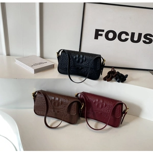 Détails des sacs portés épaule à motif crocodile en noir, café et rouge bordeaux