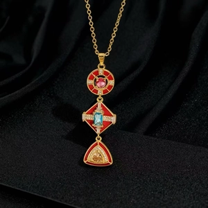 Dettaglio macro di una collana dorata multistrato con gemme colorate su velluto nero