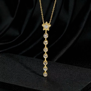 Collana con stella dorata con nappe in zirconia e elegante catena a forma di meteora