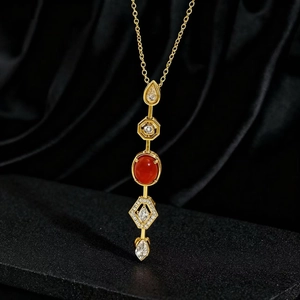 Collana con ciondolo in oro e cristalli geometrici colorati su espositore in seta nera