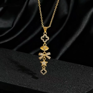 Elegante collana placcata in oro con nappine lunghe e ciondoli a trifoglio e occhio di cristallo