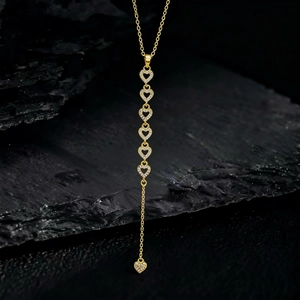 Elegante collana a Y placcata in oro con ciondoli a cuore e zirconi scintillanti