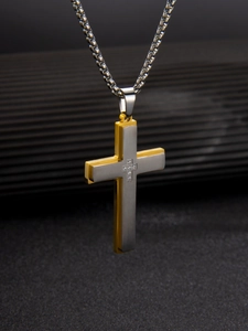Vue macro du pendentif croix double couche avec placage doré et texture brossée fine