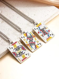 Makroaufnahme von Spielkarten-Anhängern mit J Q K Pik-Design und bunten Emaille-Details