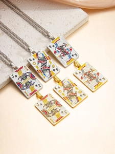 Detailansicht bunter Poker-Anhänger mit Emaille-Finish auf einer Steinfläche