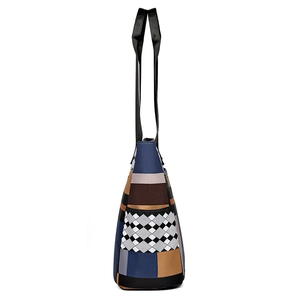 Grande borsa tote con motivo patchwork geometrico blu e marrone e tracolla nera