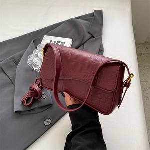 Sac baguette chic rouge foncé à motif crocodile avec boucles dorées et bandoulière