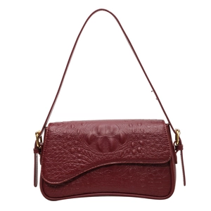 Sac sous le bras vintage rouge foncé en cuir crocodile avec boucles métalliques dorées
