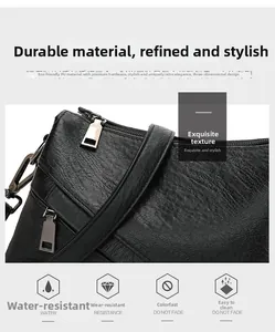Détail de la texture cuir PU imperméable et des pièces métalliques durables du sac