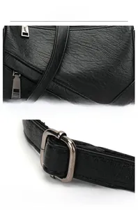 Vue détaillée du sac en cuir noir avec boucle métallique réglable sur la bandoulière