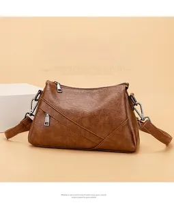 Vue détaillée d'un sac bandoulière marron caramel avec texture grainée et finitions métal