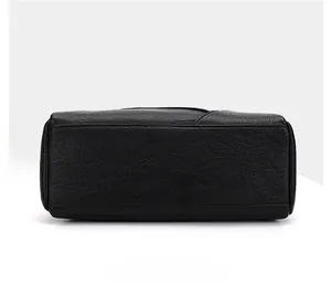 Gros plan du fond renforcé avec texture en cuir grainé sur un sac à bandoulière noir