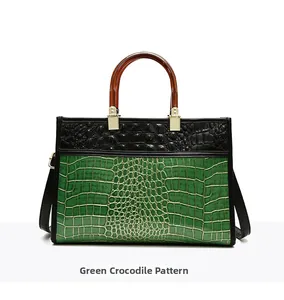Detail der grünen Kroko-Prägung Ledertasche mit rundem Harzgriff und schwarzem Gurt