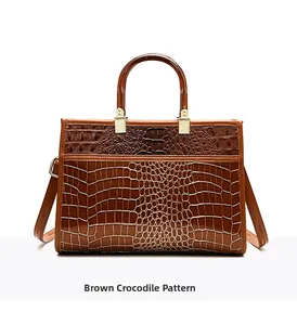 Detail der braunen Handtasche mit Krokodilprägung, Bernstein-Griffen und Gold-Beschlägen