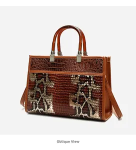 Schrägansicht einer Vintage-Handtasche mit Krokodil- und Schlangenmuster und Bernstein-Harzgriff