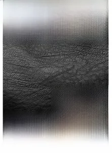 Gros plan sur le cuir noir texturé litchi avec logo kangourou en métal sur le sac