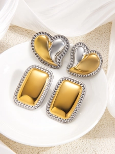 Detailansicht von Herz- und Rechteck-Ohrringen aus PVD 18k Gold mit silbernem Rand